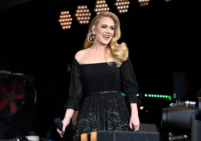 Adele은 2022년 7월 런던의 Hyde Park에서 공연하는 모습을 보여줍니다. 그녀는 라스베가스 레지던시에서 32일 동안 공연할 예정입니다.