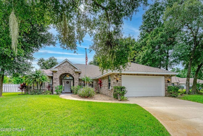 This very well-maintained home sits on a cul-de-sac in the Ormond Beach community of Ormond Lakes.
