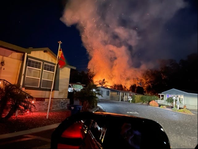 A barranca fire in Ventura early Tuesday threatened nearby mobile homes, fire officials said.