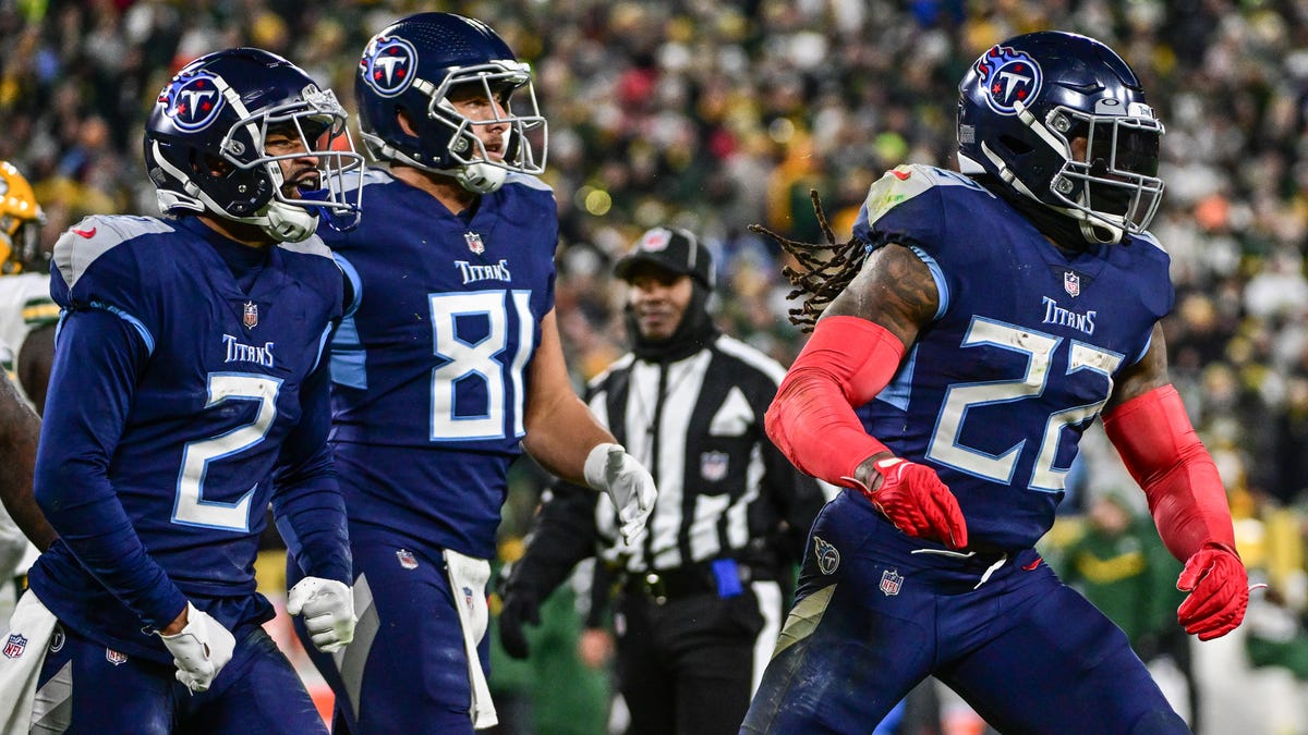 Derrick Henry (22) celebrates after scoring a touchdown against the Green Bay Packers at Lambeau Field.