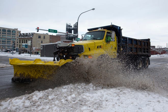 Uno spazzaneve rimuove la neve da una strada a Buffalo, New York, il 18 novembre 2022.
