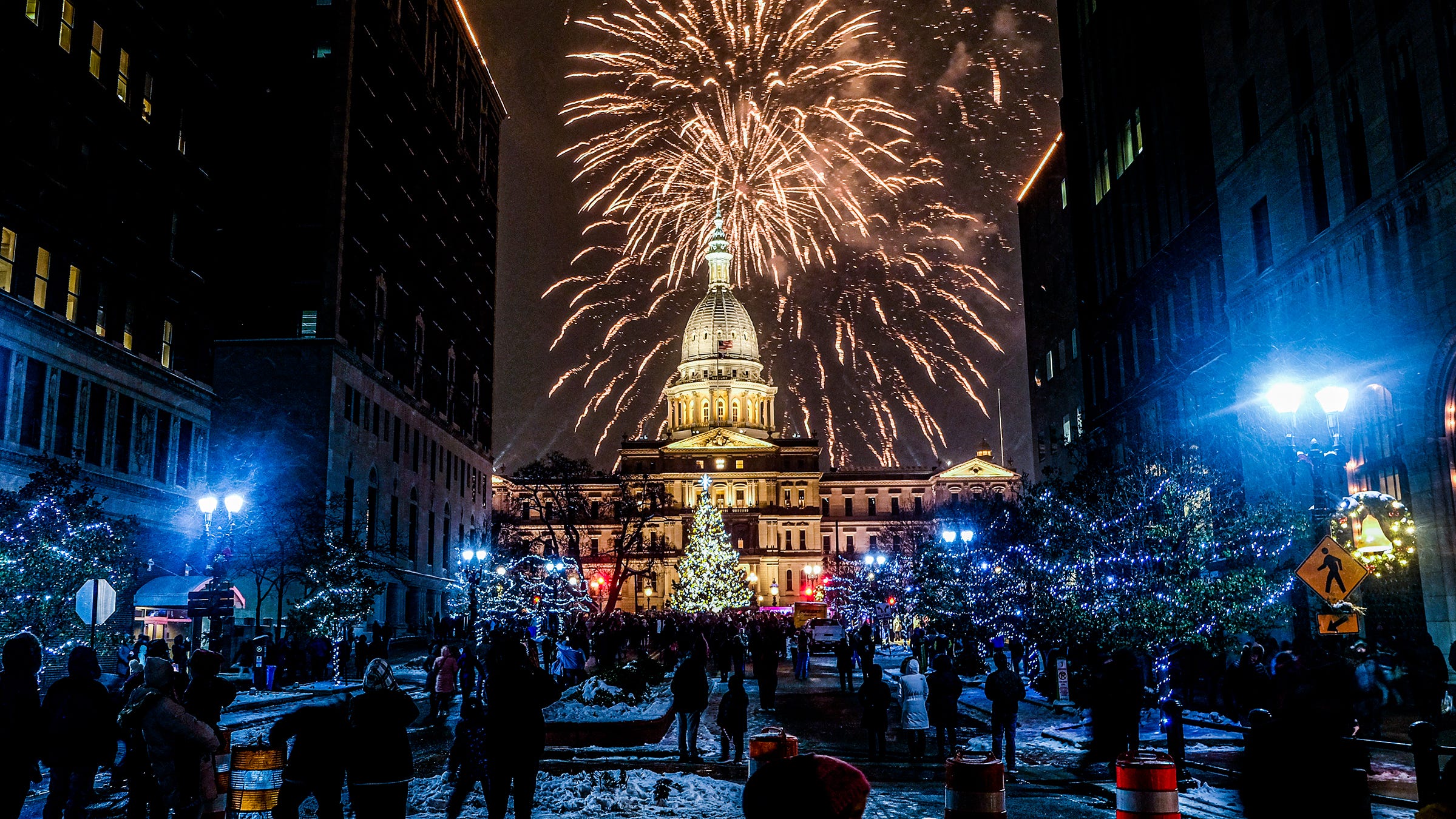 Thousands trek to downtown Lansing for annual Silver Bells in the City