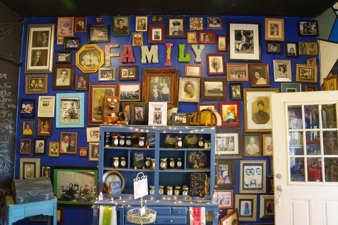Un mur décoré de photos de famille au Blue Rooster Produce le 19 novembre 2022 à Peoria, en Arizona.