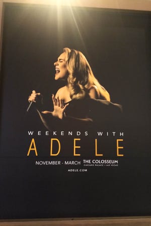 La residencia de Adele en Las Vegas finalmente comenzó el 18 de noviembre de 2022, 10 meses después de que se suponía que la superestrella británica comenzaría su serie de espectáculos.