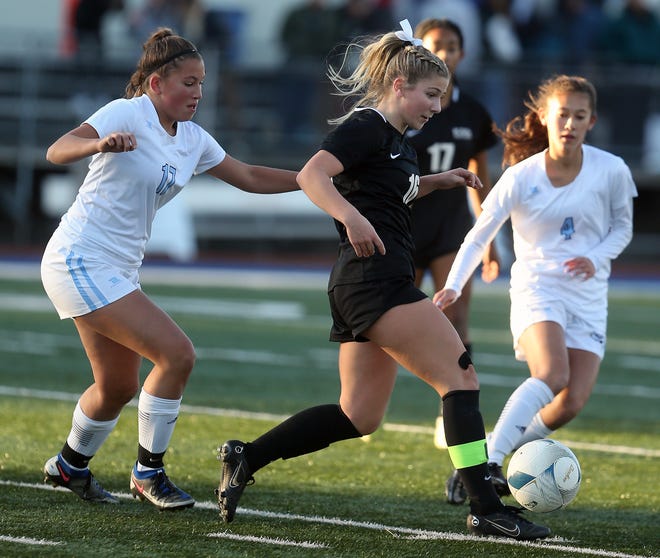Klahowya's Tori Peters moves the ball down the field against Lynden Christian in Shoreline on Saturday, Nov. 19, 2022.