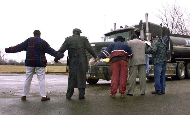 Singing ?We Will Not Be Moved,? the Rev. Louis Coleman leads a protest outside MSD?s Morris Forman treatment plant on Algonquin Parkway in Louisville on Dec. 20, 1999. The group was keeping a truck carrying septic waste out of an entrance. They are, from left: Mattie Jones, Herman Dozier, the Rev. James Tennyson, Coleman and Lawrence Herring.
Mary Ann Lyons/Courier Journal
Singing,