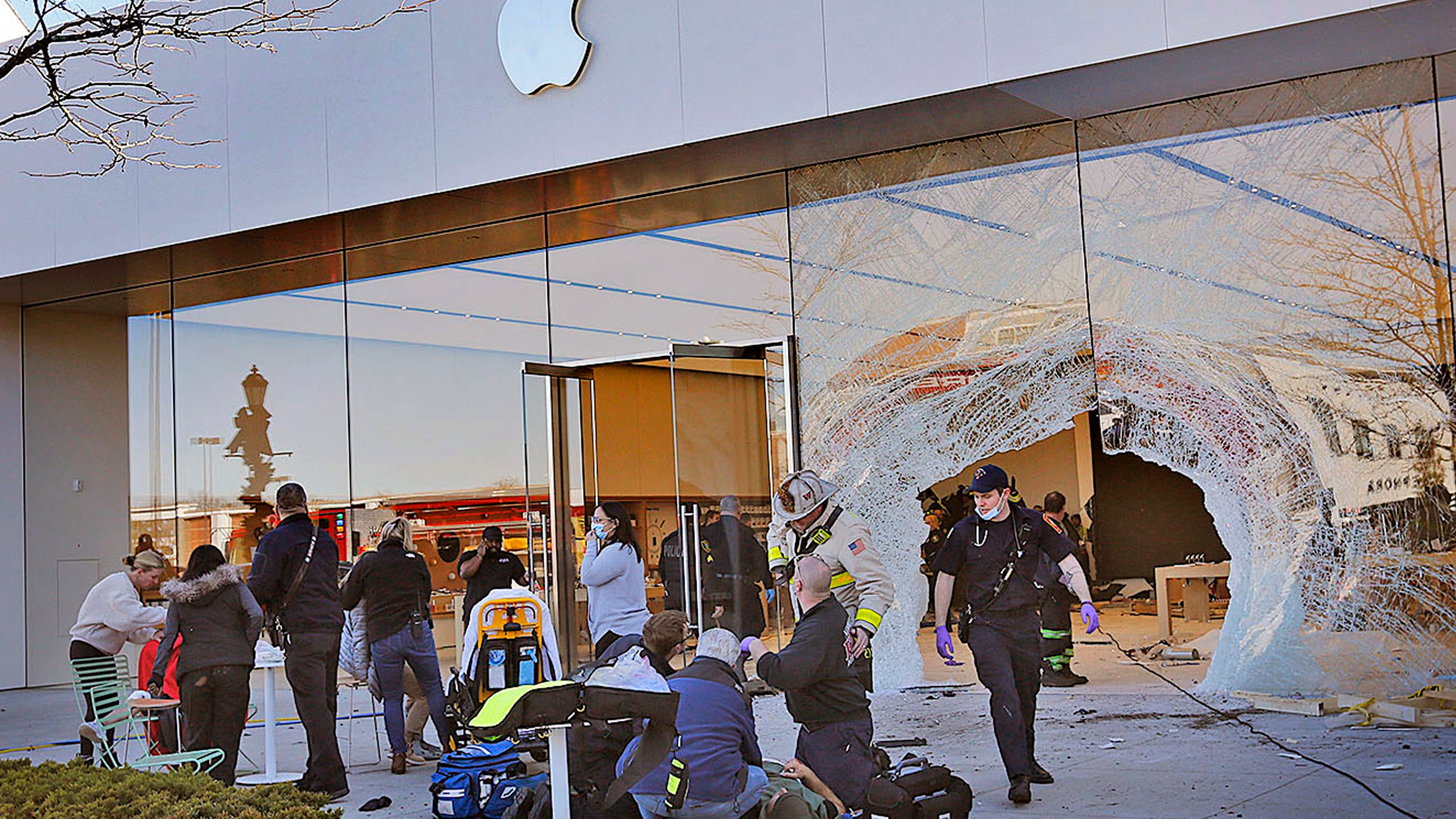 Новости апл на сегодня. Магазин Apple. Apple новости. New York times внутри здания. Медуза эпл стор.
