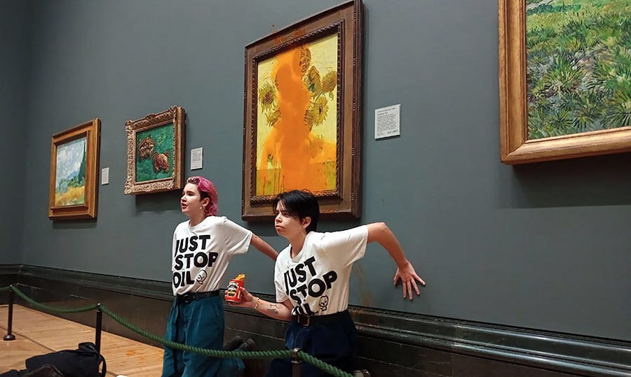 Activisten van de klimaatactiegroep Just Stop Oil gooiden tomatensoep naar Vincent van Gogh