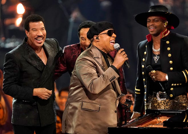 Stevie Wonder (front) engaged in a lengthy and casual tribute to Icon Award recipient Lionel Richie (left).