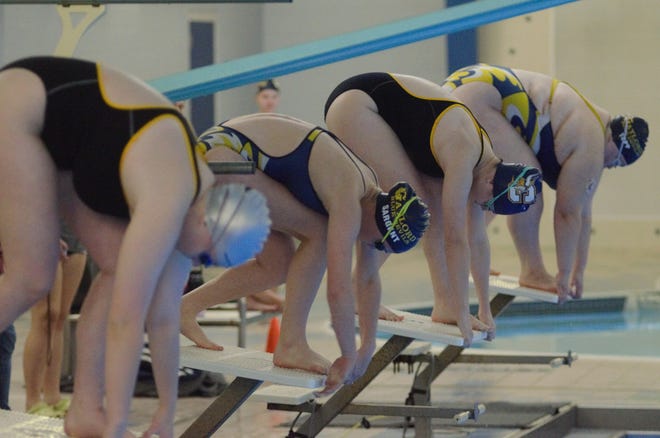 Los miembros de los equipos de natación y buceo de Gaylord y Cadillac se preparan para un evento durante una reunión el martes 25 de octubre.