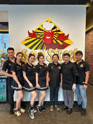 Sea Street Food & Bar khai trương vào ngày 14 tháng 11 năm 2022 tại Fort Myers.  Nhà hàng chuyên về ẩm thực Việt Nam và phục vụ hải sản.
