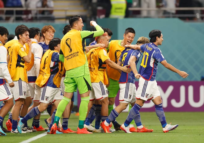 De Japanse middenvelder Ritsu Doan (8) viert feest met teamgenoten na het scoren van een doelpunt in de tweede helft tegen Duitsland tijdens een groepswedstrijd op de FIFA Wereldbeker 2022 in het Khalifa International Stadium.