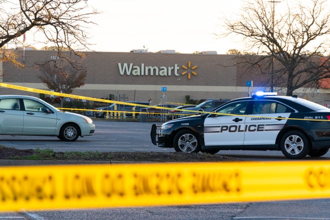 หน่วยงานบังคับใช้กฎหมายดำเนินการที่เกิดเหตุกราดยิงที่ห้าง Walmart ในวันพุธที่ 23 พฤศจิกายน 2022 ในเมืองเชสพีก รัฐเวอร์จิเนีย ก่อนเกิดเหตุกราดยิงในคืนวันอังคาร ร้านค้าจะคับคั่งไปด้วยผู้คนที่จับจ่ายใช้สอยก่อนวันหยุดขอบคุณพระเจ้า
