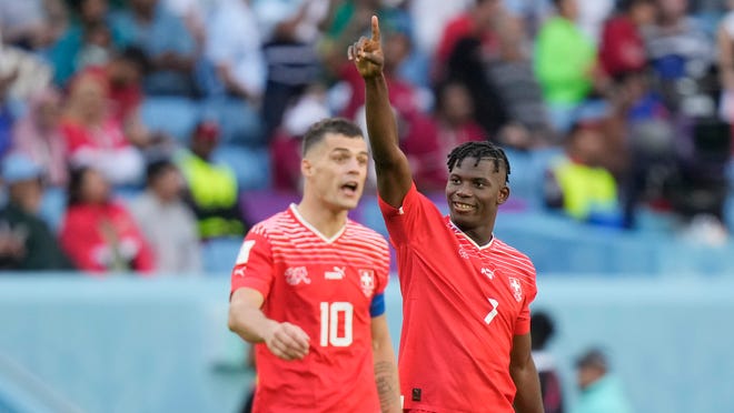 Breel Embolo de Suiza celebra después de marcar un gol durante el partido de fútbol del grupo G de la Copa Mundial contra Camerún, en el estadio Al Janoub en Al Wakrah, Qatar.