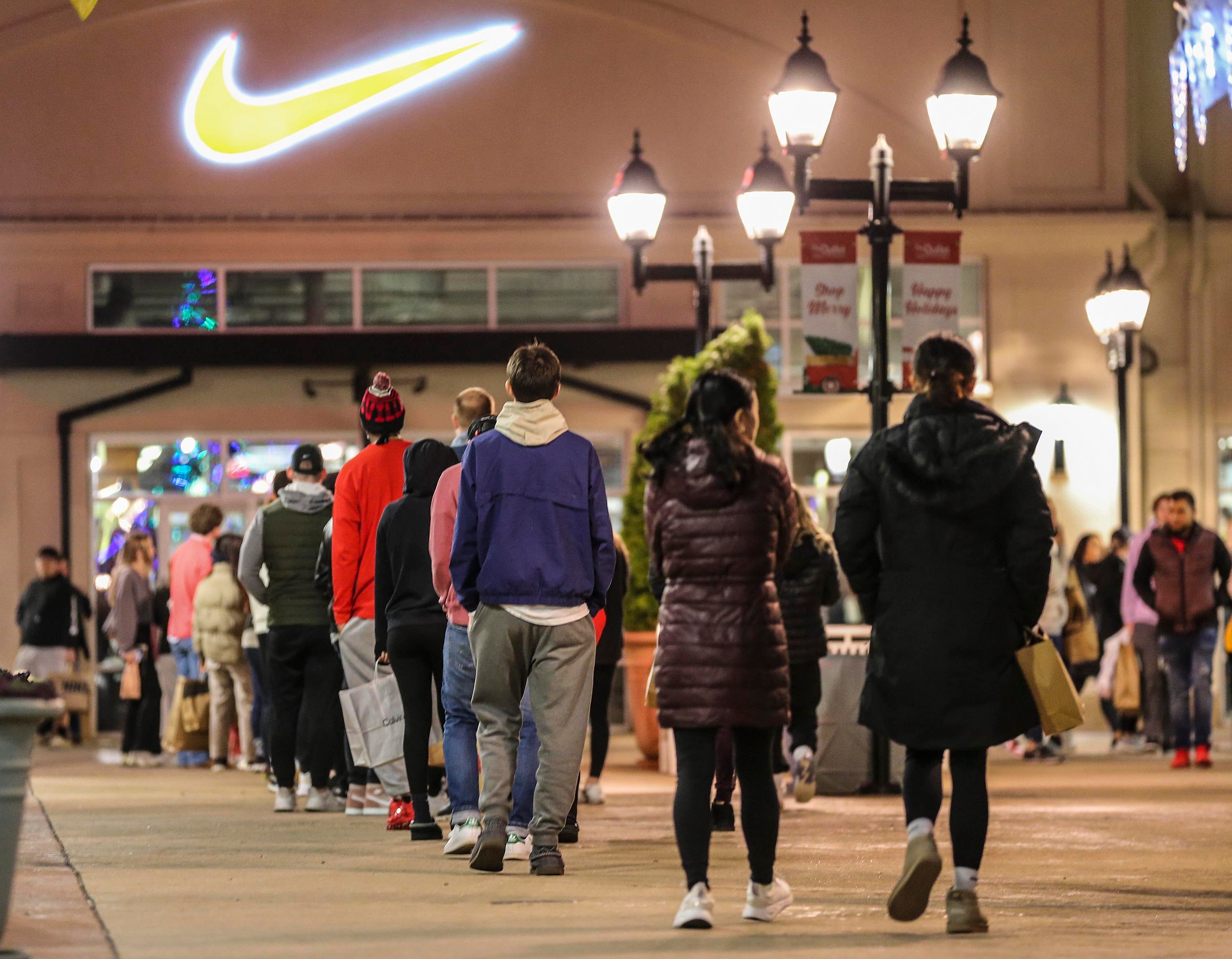 When are malls open on Black Friday in Louisville?