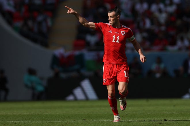 El delantero de Gales, Gareth Bale, reacciona durante el partido de fútbol del Grupo B de la Copa Mundial de Qatar 2022 entre Gales e Irán en el estadio Ahmad Bin Ali en Al-Rayyan, al oeste de Doha.