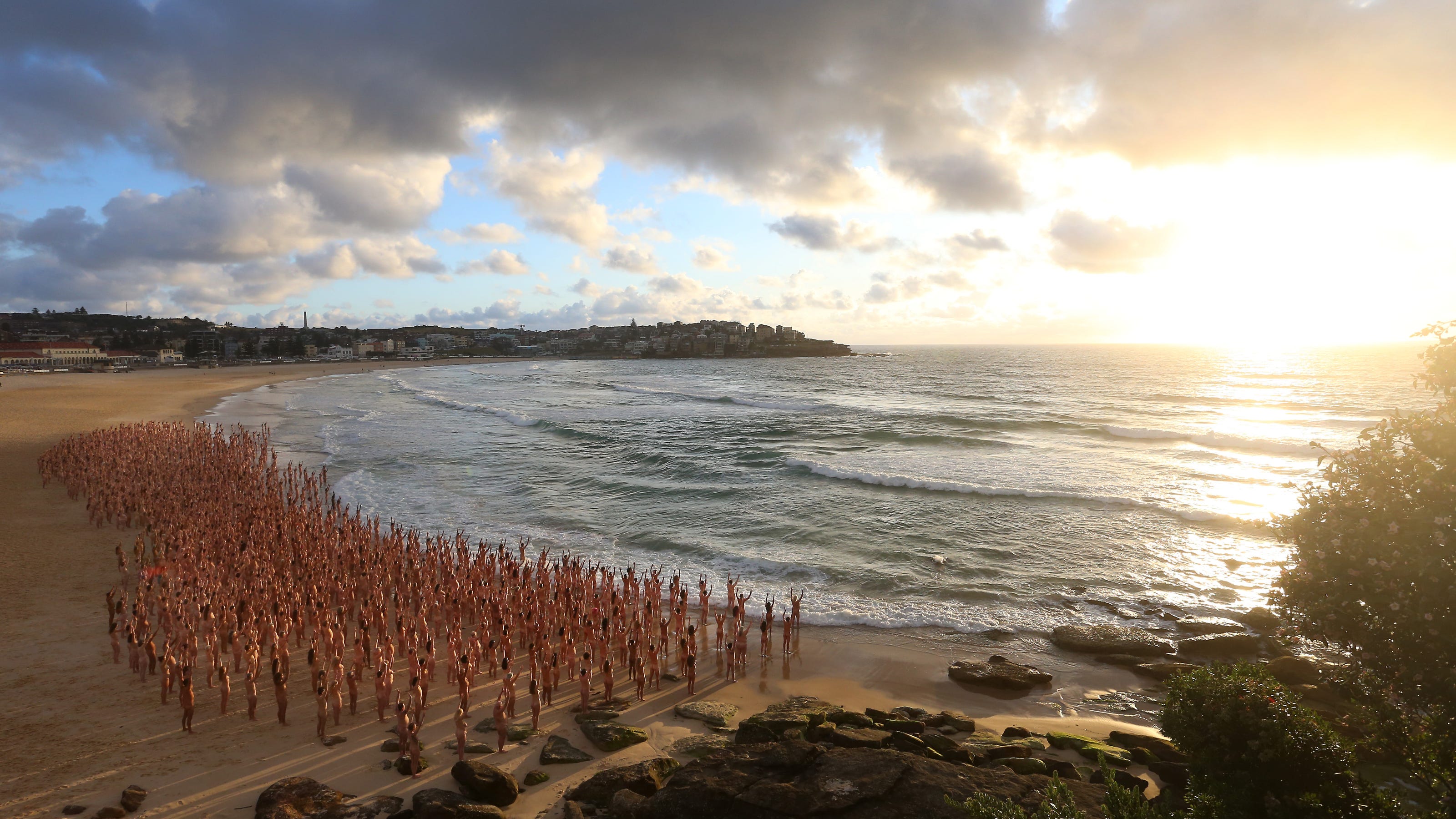 Thousands pose nude at Australian beach in Spencer Tunick photo shoot