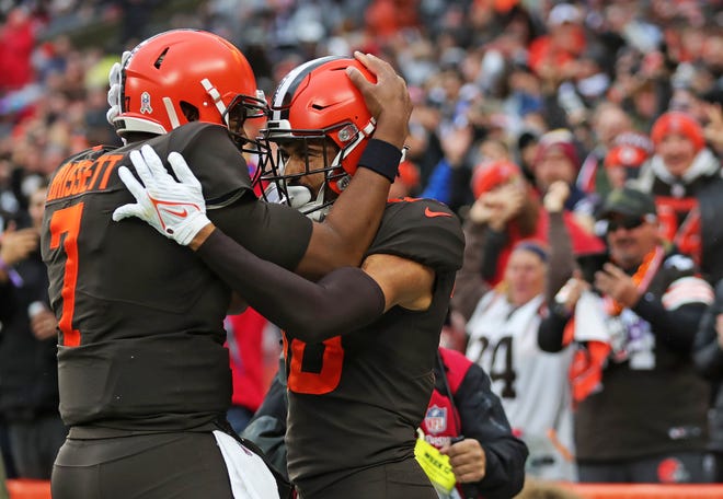 Browns receiver Anthony Schwartz (right) celebrates his first-half touchdown with quarterback Jacoby Brissett (7) against the Buccaneers, Sunday, Nov. 27, 2022, in Cleveland.