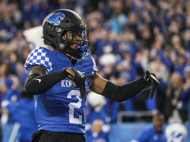Kentucky wide receiver Baryon Brown (2) threw an L after scoring a touchdown against Louisville in the third quarter. The Wildcats beat the 25th card, 26-13, in Saturday's Bluegrass College football game.  November 26, 2022.  