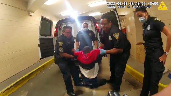 5 petugas didakwa setelah pria kulit hitam lumpuh di mobil polisi