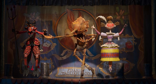 Net als in eerdere versies wordt Pinocchio (Gregory Mann) de hoofdrolspeler van een poppenshow.