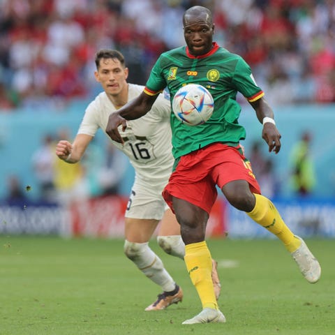 Cameroon's forward Vincent Aboubakar fights for th
