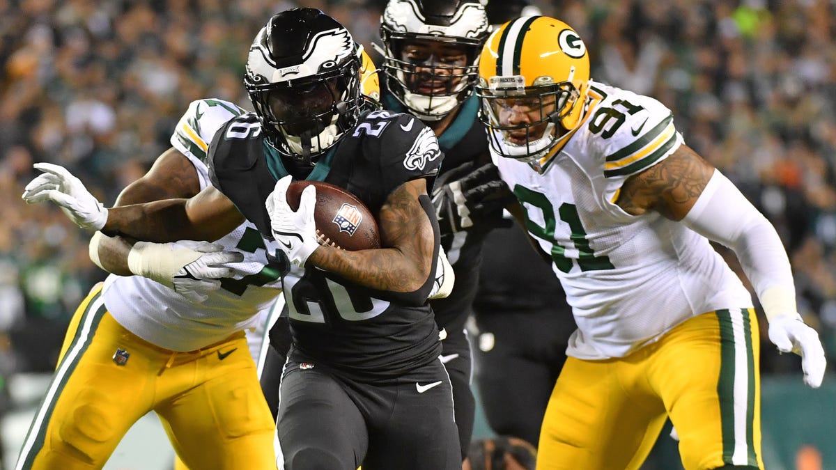 Miles Sanders rushed for 143 yards and two touchdowns in the Eagles' 40-33 win over the Packers.