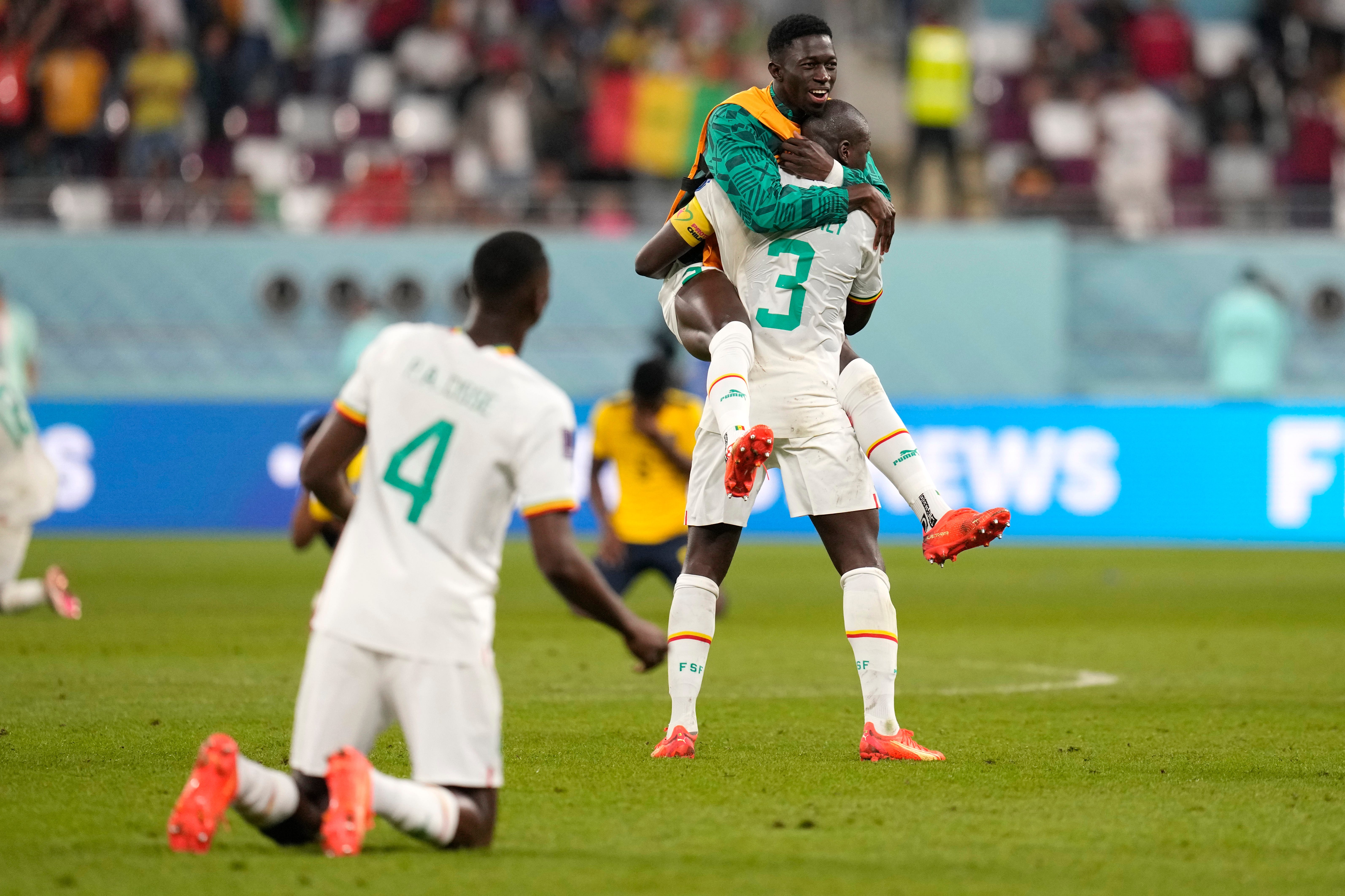 World Cup live updates: Senegal, Netherlands advance; USMNT faces win-or-go-home match vs. Iran