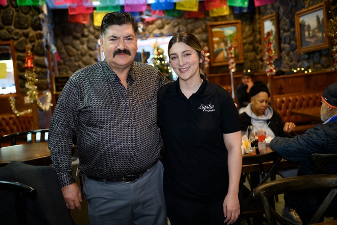 Propietario Adán López y su hija Valeria López, gerente, en Taqueria Lupita's.  Valeria comenzó como camarera cuando tenía quince años y ahora dirige el restaurante.