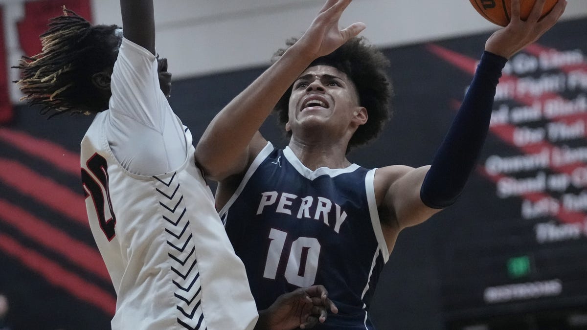 Foto: Perry vs. pertandingan bola basket anak laki-laki SMA Liberty