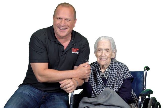 El vendedor de autos Charlie Clark con Nana Marie Cruz Aurora Aguirre, quien murió el martes a la edad de 99 años.