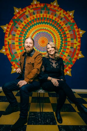 Suzanne Tedeschi de Norwell lidera la Tedeschi Trucks Band con su esposo, el guitarrista Derek Truss.