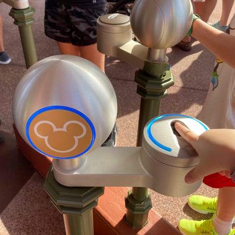 Guests scan fingerprints and Magic Bands to electr