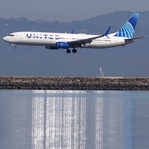 A United Airlines plane lands at San Francisco Int