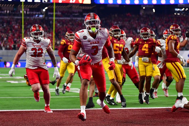 Utah's Ja'Quinden Jackson (3) scores for a touchdown against Southern California in the first half of the Pac-12 championship game.
