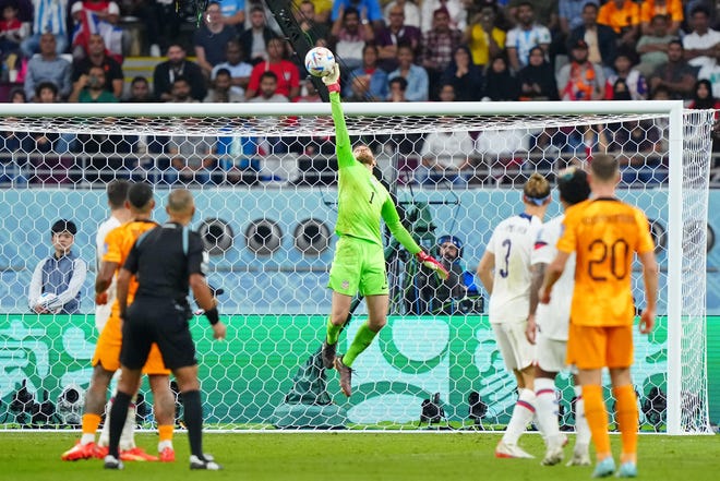 Matt Turner redt tegen Nederland tijdens de tweede helft van de 2022 FIFA World Cup Round of 16-wedstrijd in het Khalifa International Stadium.