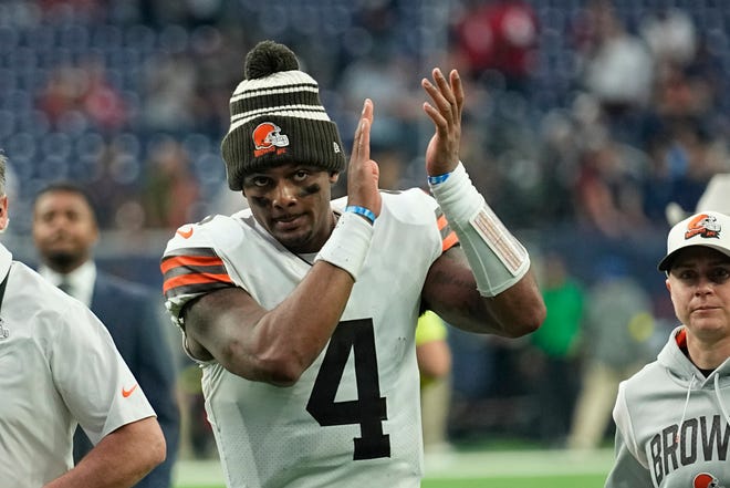 Cleveland Browns quarterback Deshaun Watson applauds as he runs off the field after their NFL football game between the Cleveland Browns and Houston Texans in Houston, Sunday, Dec. 4, 2022. The Browns defeated the Texans 27-14.(AP Photo/Eric Gay)