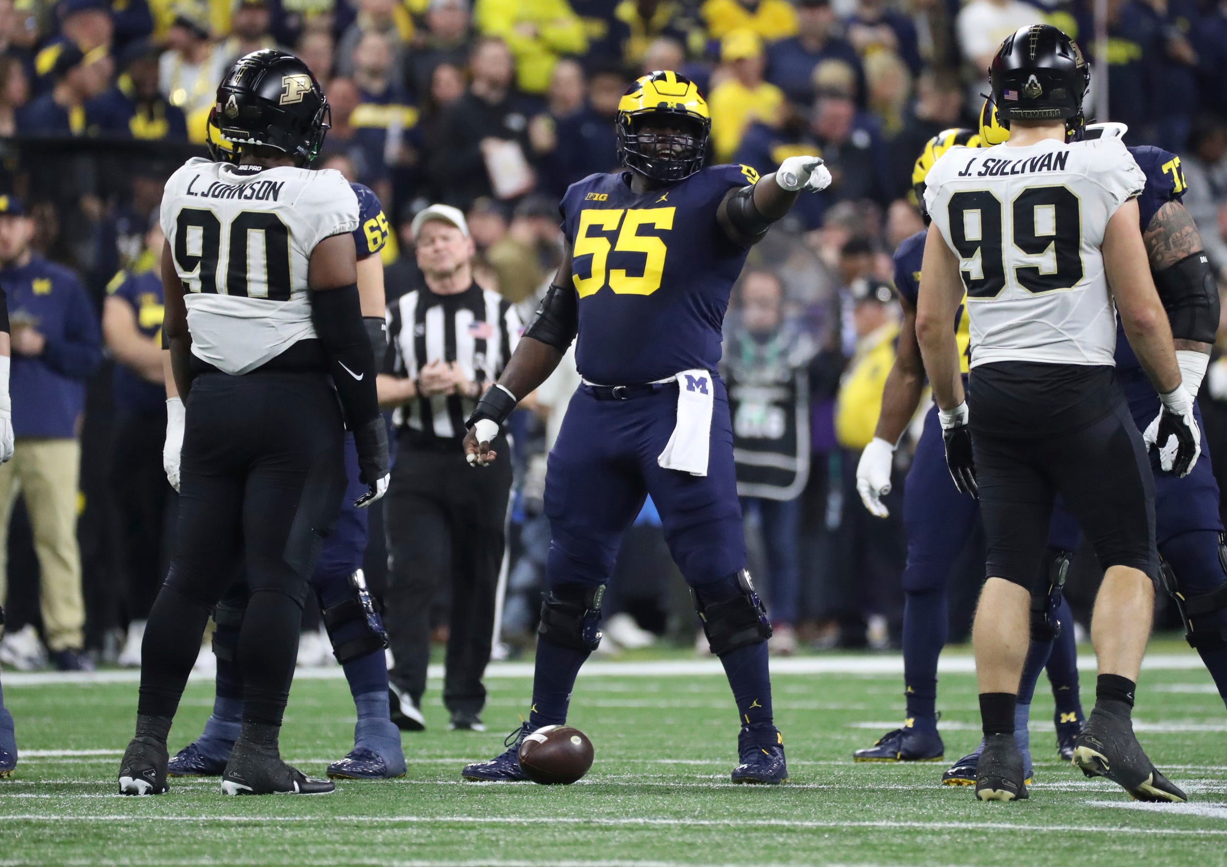 Michigan football's Olu Oluwatimi wins Rimington Award, Outland Trophy