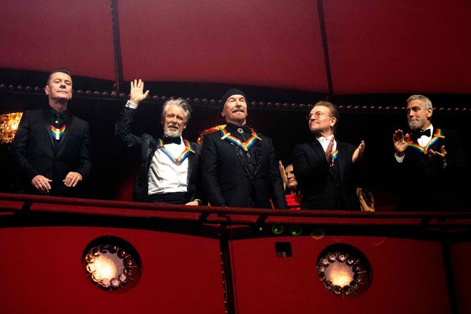 (L-R) Gehonoreerde Ierse muzikant Larry Mullen Jr, Adam Clayton, The Edge, Bono en acteur George Clooney wonen op 4 december de 45e Kennedy Center Honours bij in het John F. Kennedy Center for the Performing Arts in Washington, DC. 2022
