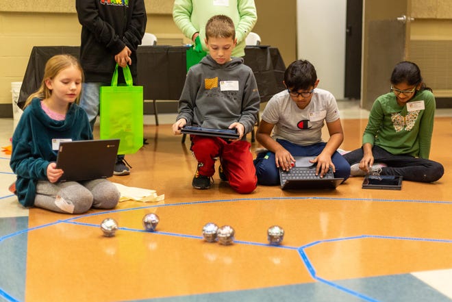 Auburn Washburn US$437 fourth graders Nora Wilk, Maddox Meyer, Ariane Bobara, and Planita Boba were given a Sphero BOLT programmable on Tuesday night at Washburn Rural High School as part of the school's Computer Science Honor Society Coding Carnival. Compete with robots.