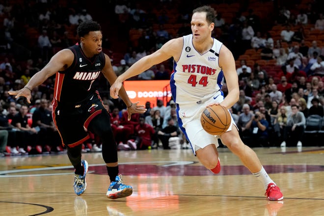 Guard Miami Heat Kyle Lowry (7) bertahan melawan penyerang Detroit Pistons Bojan Bogdanovic (44) selama paruh pertama pertandingan bola basket NBA Selasa, 6 Desember 2022, di Miami.  (Foto AP/Lynne Sladky)