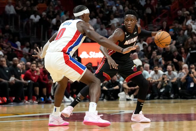 Guard Miami Heat Victor Oladipo bergerak dengan bola saat center Detroit Pistons Jalen Duren (0) bertahan selama paruh kedua pertandingan bola basket NBA, Selasa, 6 Desember 2022, di Miami.  Piston menang 116-96.