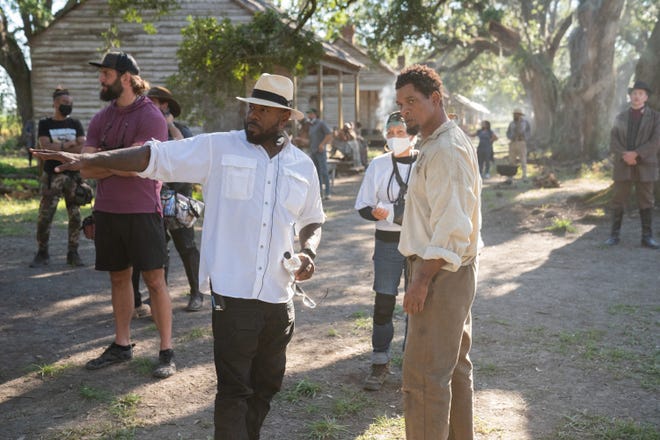 "Emancipatie" Regisseur Antoine Fuqua en ster Will Smith werken aan scènes in deze foto achter de schermen.
