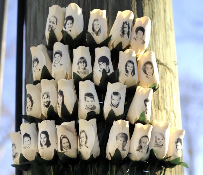 Deze foto, genomen op 3 januari 2013, toont rozen met de gezichten van de slachtoffers van Sandy Hook Elementary-studenten en volwassenen in Newtown, CT.