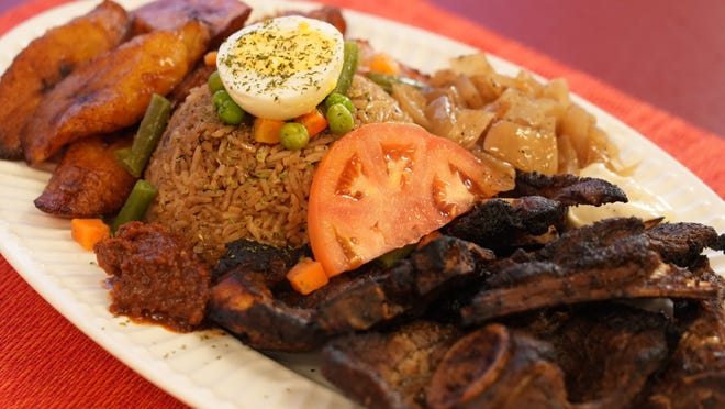 Debbie ovčetina s jollof rižom i bananom u restoranu Debakh