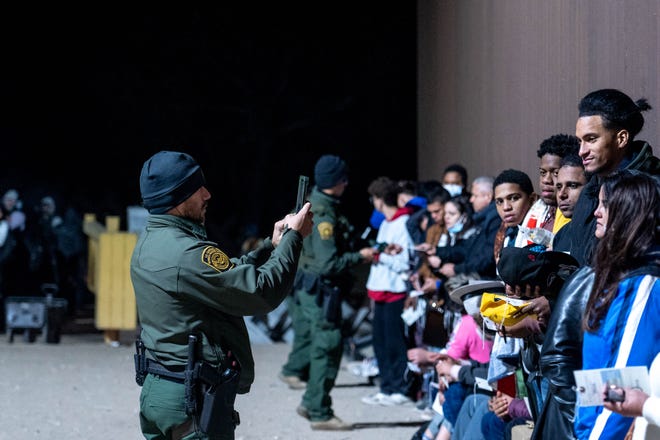 Migrantes y solicitantes de asilo son detenidos por agentes de la Patrulla Fronteriza de EE. UU. después de cruzar al condado de Yuma, Arizona, el 8 de diciembre de 2022.