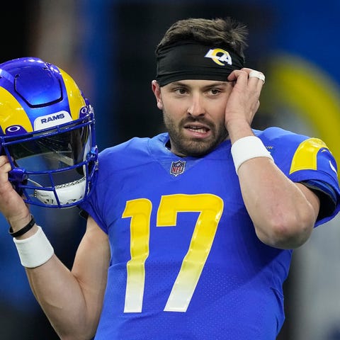 Baker Mayfield warms up before the Rams' game agai