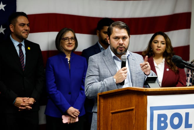 O deputado democrata Ruben Gallego, D-Ariz., fala no evento Congressional Hispanic Caucus (CHC) dando as boas-vindas aos novos membros latinos ao Congresso em 18 de novembro de 2022, na sede do Comitê Nacional Democrata (DNC).  Washington DC.