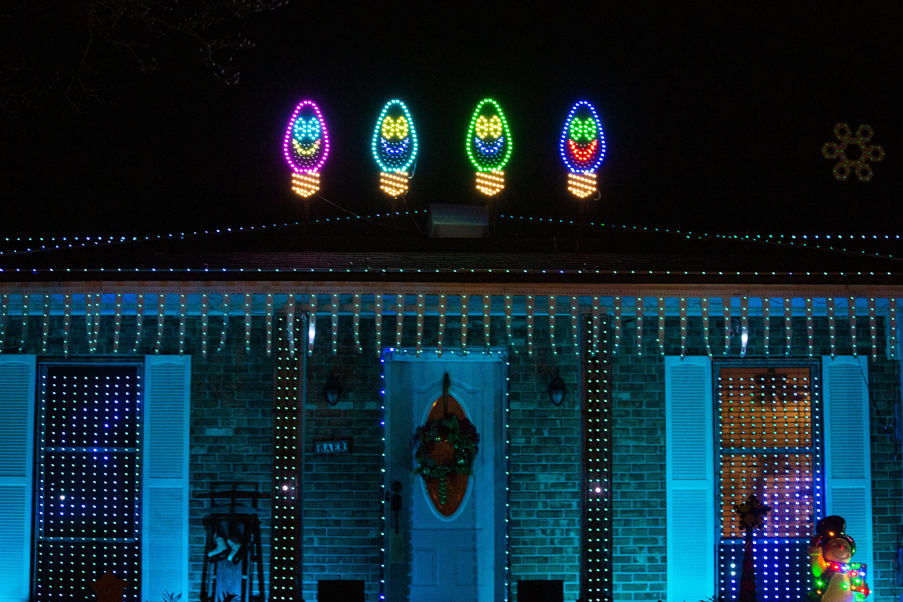 Woodgate Way house lights up to Taylor Swift's "Christmas Tree Farm"