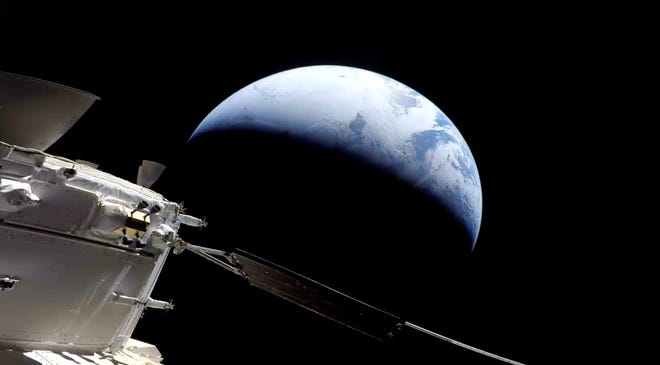 Kapsul Orion NASA terbang pulang dari uji terbang ke bulan